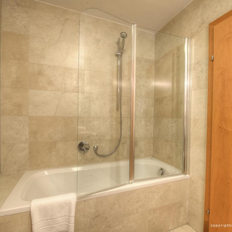 Residenz an der Burg by Kaprun Rentals - Luxuriöses Apartment mit 2 Schlafzimmern, Balkon und Bergblick - 5