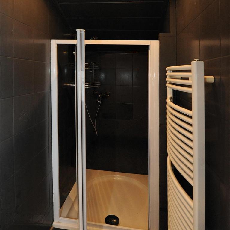 Chalet Gloria - Doppel- und Mehrbettzimmer - Familienzimmer mit Gemeinschaftsbad - 11