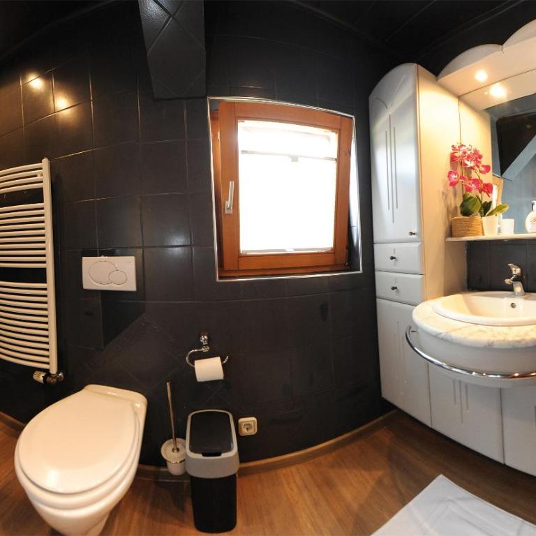 Chalet Gloria - Doppel- und Mehrbettzimmer - Familienzimmer mit Gemeinschaftsbad - 12