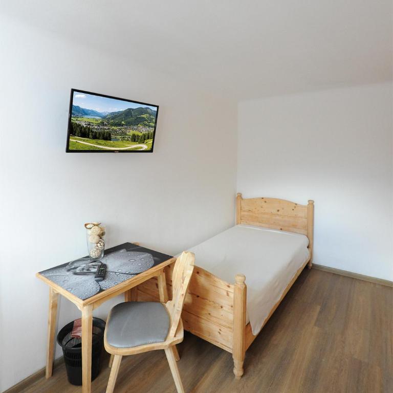Chalet Gloria - Doppel- und Mehrbettzimmer - Familienzimmer mit Gemeinschaftsbad - 5