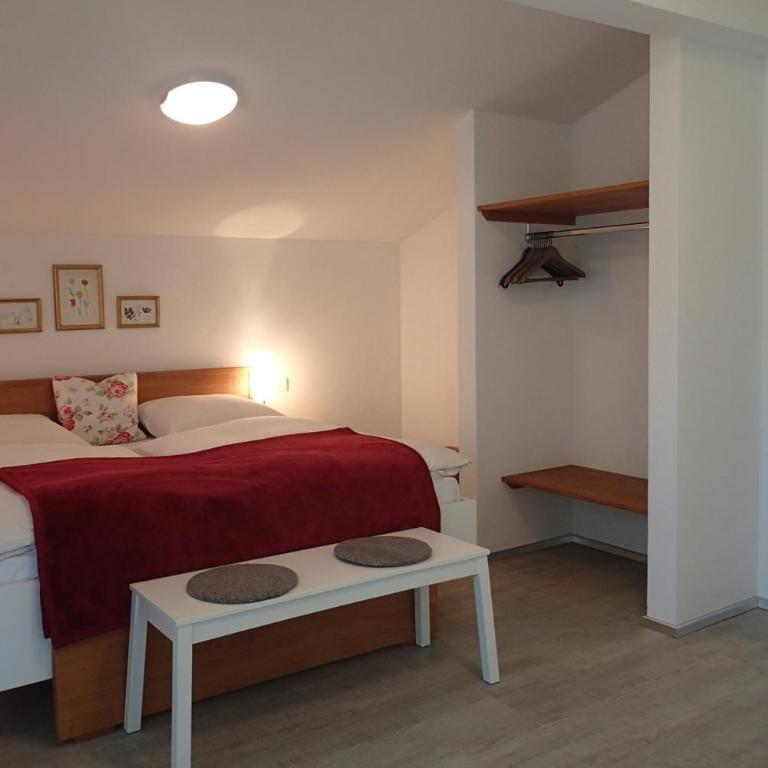 Gästehaus Rosa Leitgeb - Dreibettzimmer mit Balkon - 2