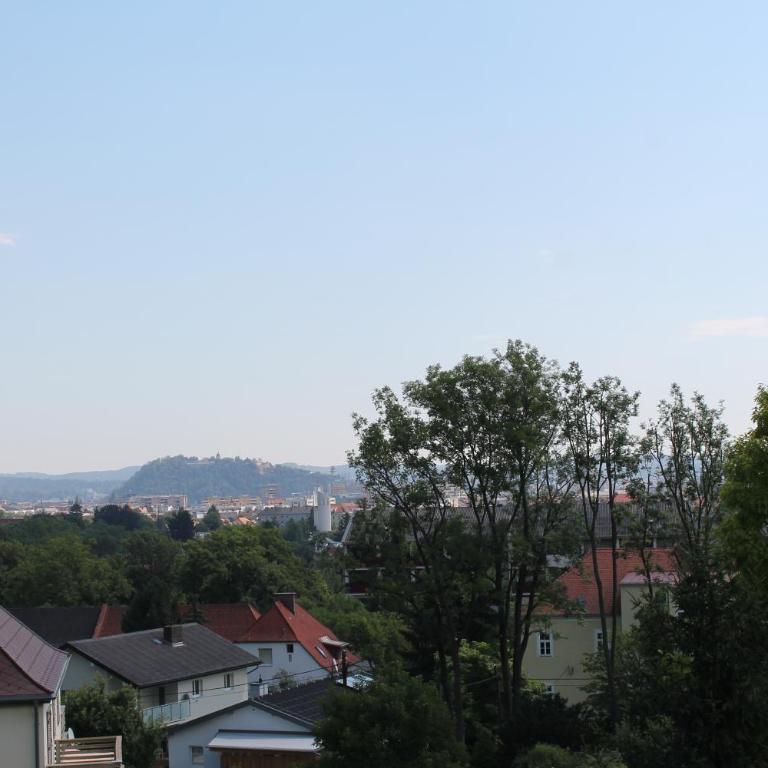 Pension Steinbichler - Apartments und Zimmer Check in 24-7 - Doppel-/Zweibettzimmer mit Stadtblick - 1