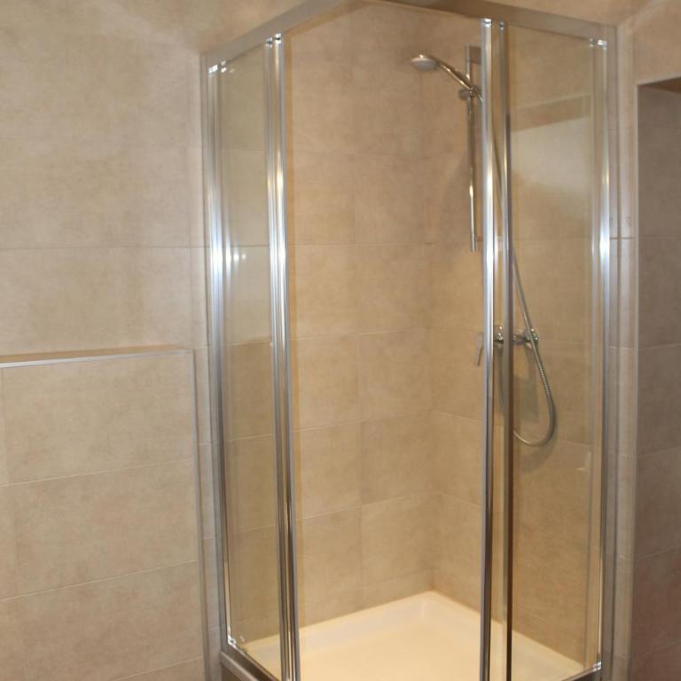 Pension Steinbichler - Apartments und Zimmer Check in 24-7 - Doppel-/Zweibettzimmer mit Stadtblick - 1