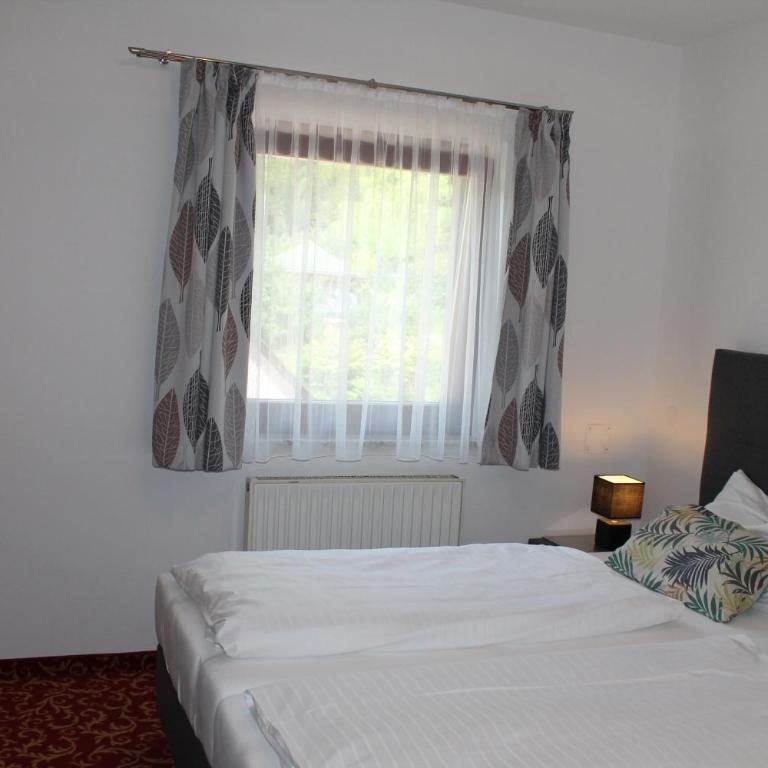 Pension Steinbichler - Apartments und Zimmer Check in 24-7 - Doppelzimmer mit Bergblick - 2