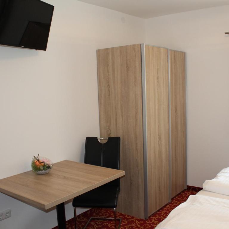Pension Steinbichler - Apartments und Zimmer Check in 24-7 - Doppelzimmer mit Bergblick - 4