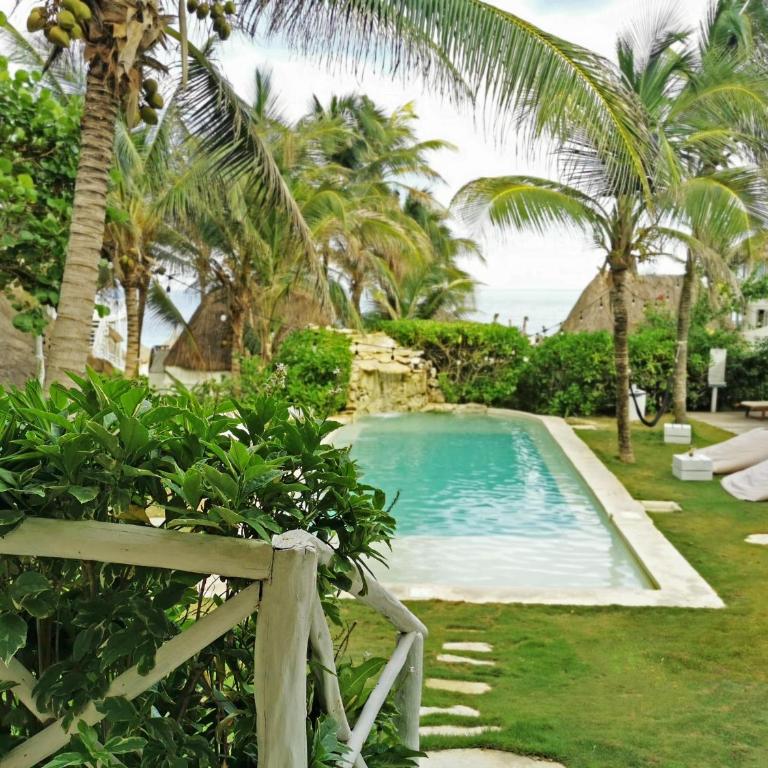 Coco Unlimited - Habitación con cama extragrande y vistas a la piscina - 1