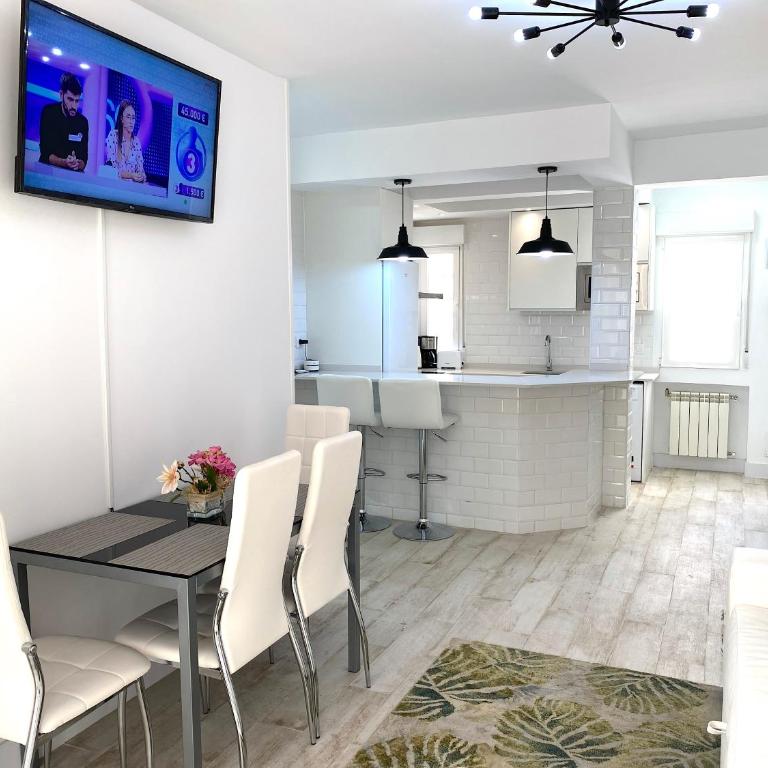 Plaza Madrid Central - Two-Bedroom Deluxe Apartment with Balcony - 8