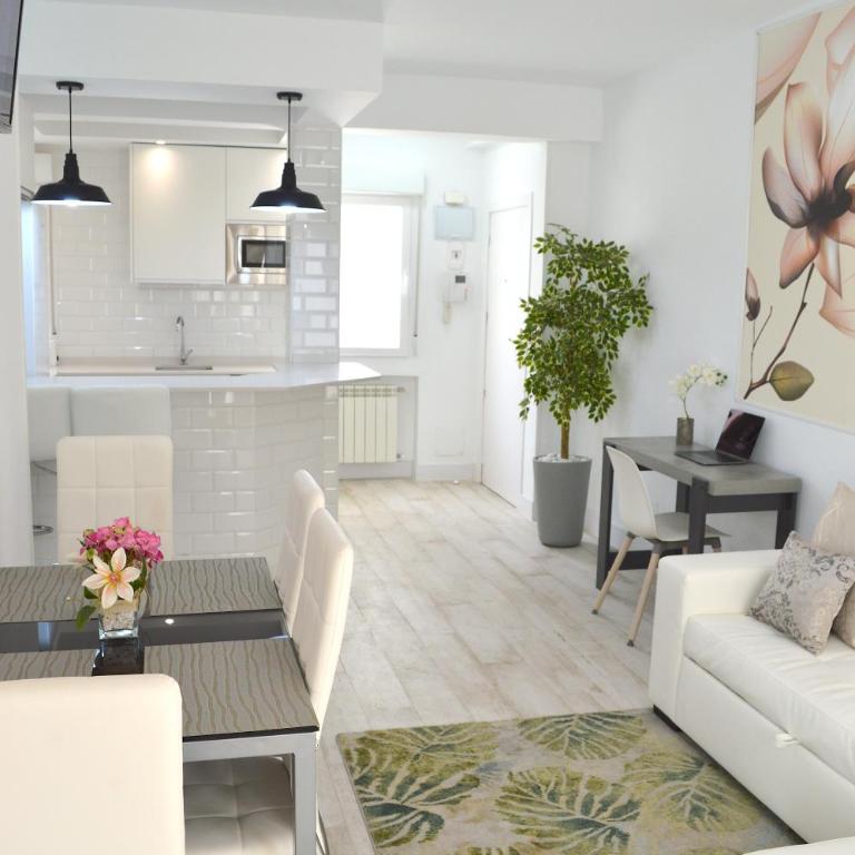 Plaza Madrid Central - Two-Bedroom Deluxe Apartment with Balcony - 10
