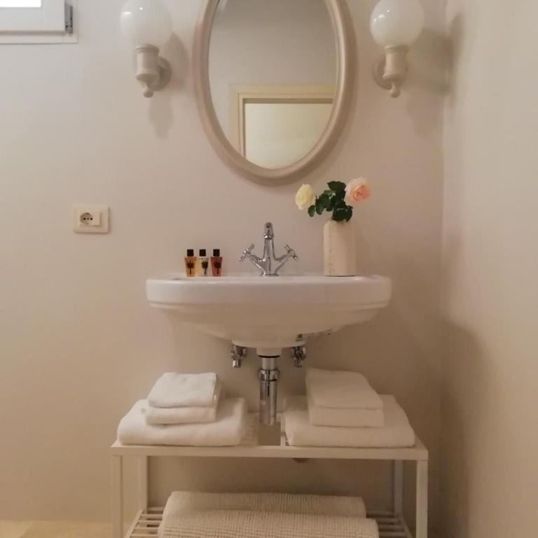 Montauto Suites - Camera Familiare con Bagno Privato - 9