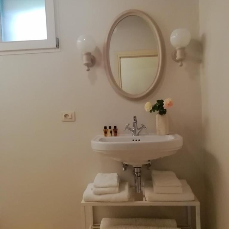 Montauto Suites - Camera Familiare con Bagno Privato - 1