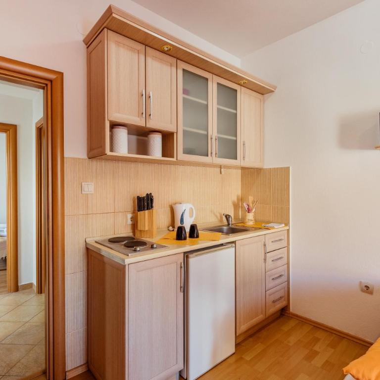 Apartments Ćosović - One-Bedroom Apartment with Terrace and Sea View (3 Adults) - 11