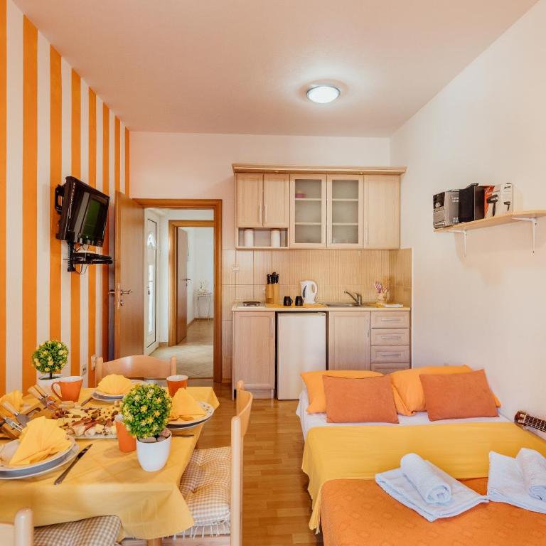 Apartments Ćosović - One-Bedroom Apartment with Terrace and Sea View (3 Adults) - 13