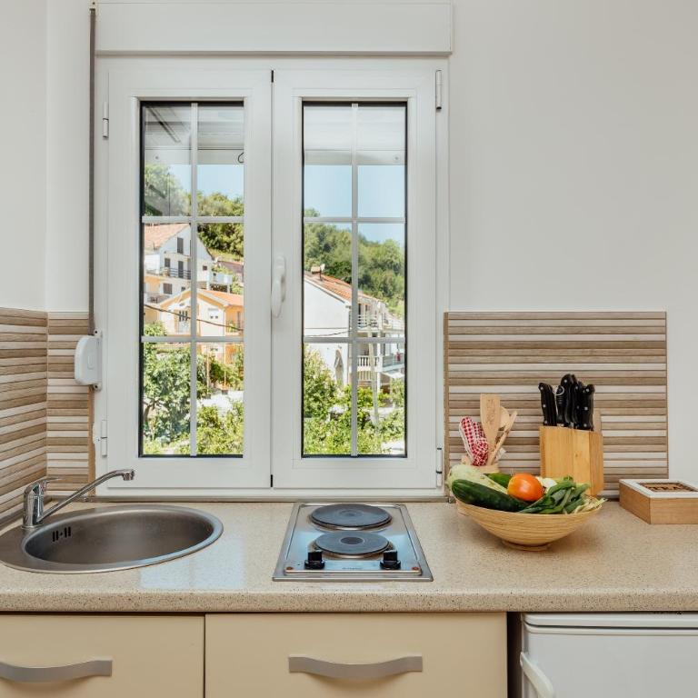 Apartments Ćosović - Two-Bedroom Apartment with Sea View (4 Adults) - 7