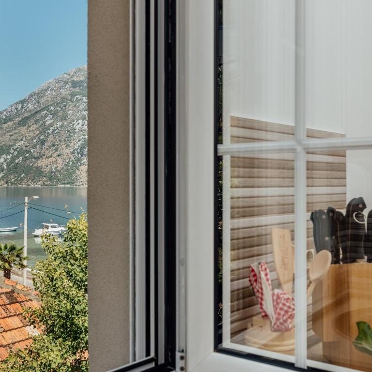 Apartments Ćosović - Two-Bedroom Apartment with Sea View (4 Adults) - 8