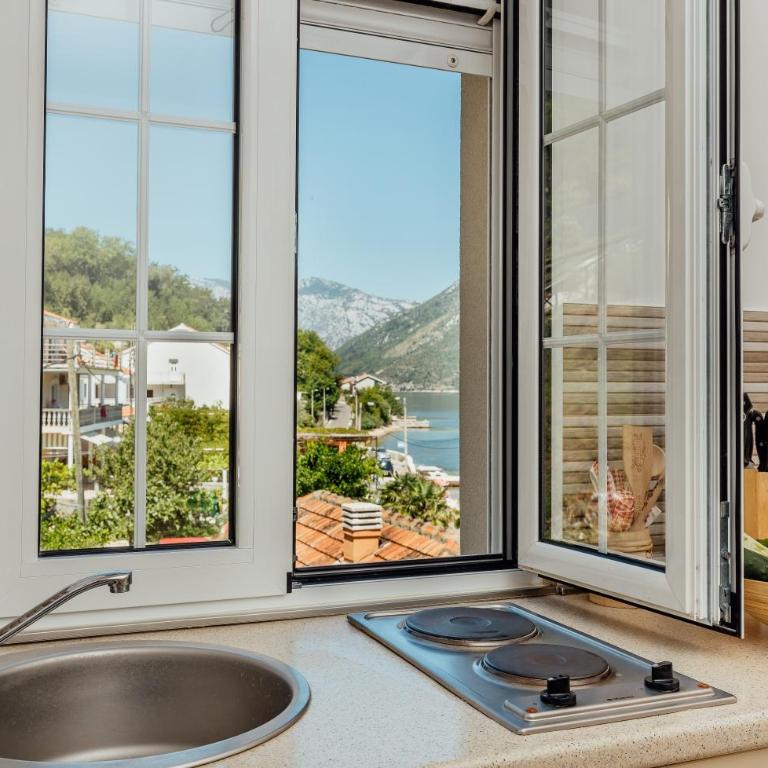 Apartments Ćosović - Two-Bedroom Apartment with Sea View (4 Adults) - 9