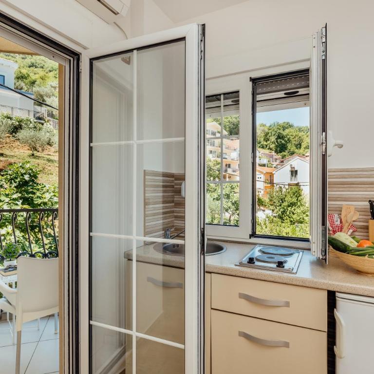Apartments Ćosović - Two-Bedroom Apartment with Sea View (4 Adults) - 10