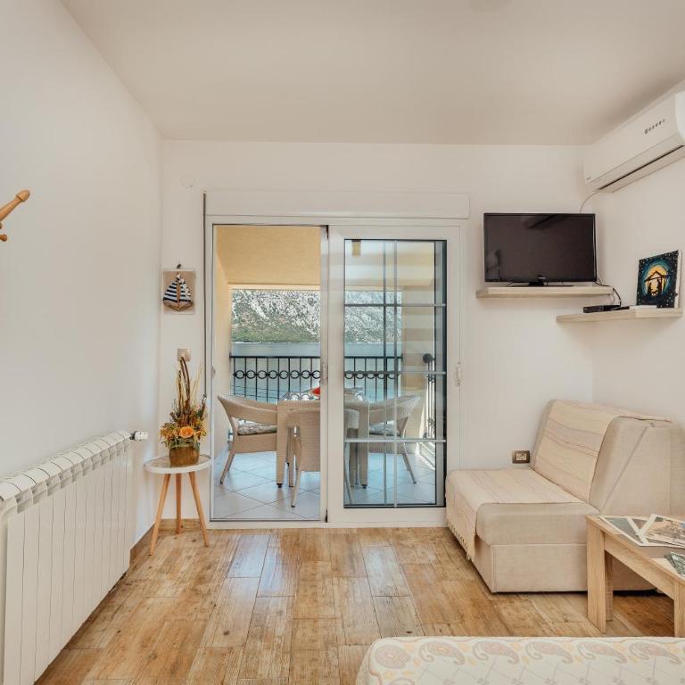 Apartments Ćosović - Two-Bedroom Apartment with Sea View (2-5 Adults) - 8