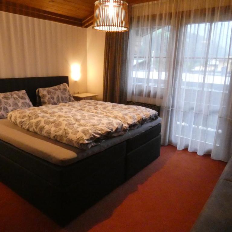 Gästehaus Reichholf - Doppelzimmer mit Balkon - 1