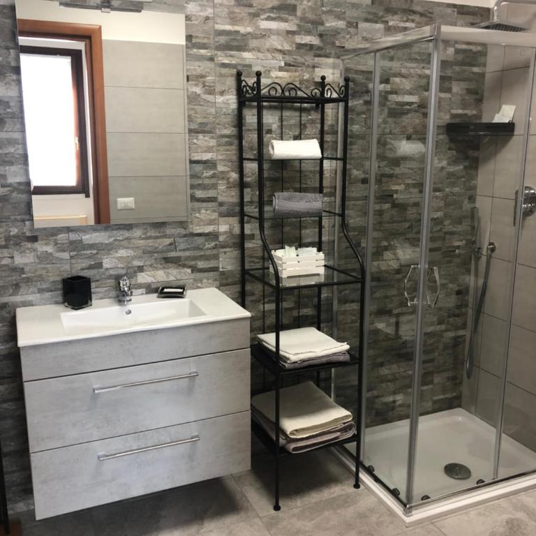 Villa Trevisi - ROOMS -free parking - Camera Matrimoniale/Doppia con Letti Singoli con Bagno Privato - 10