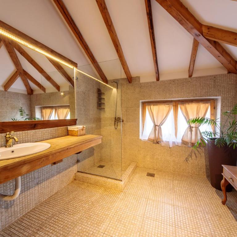 Woodland Resort - Standard King Room - 13