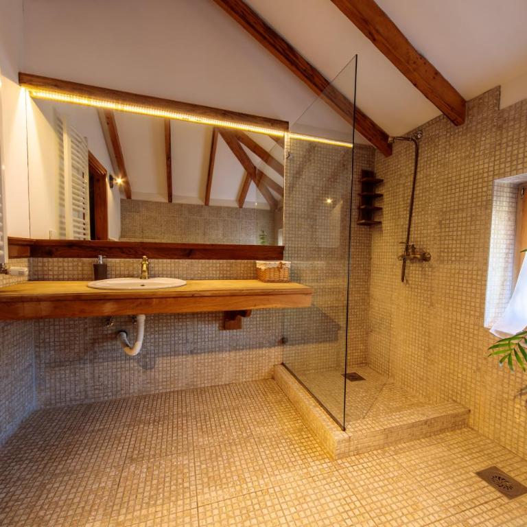 Woodland Resort - Standard King Room - 11
