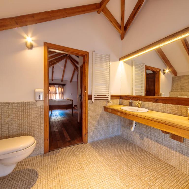 Woodland Resort - Standard King Room - 12