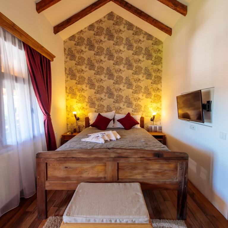 Woodland Resort - Standard King Room - 9