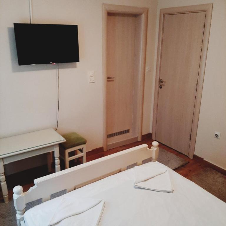 Guest House Colovic - Dvokrevetna Soba sa Bračnim Krevetom i Sopstvenim Kupatilom - 4
