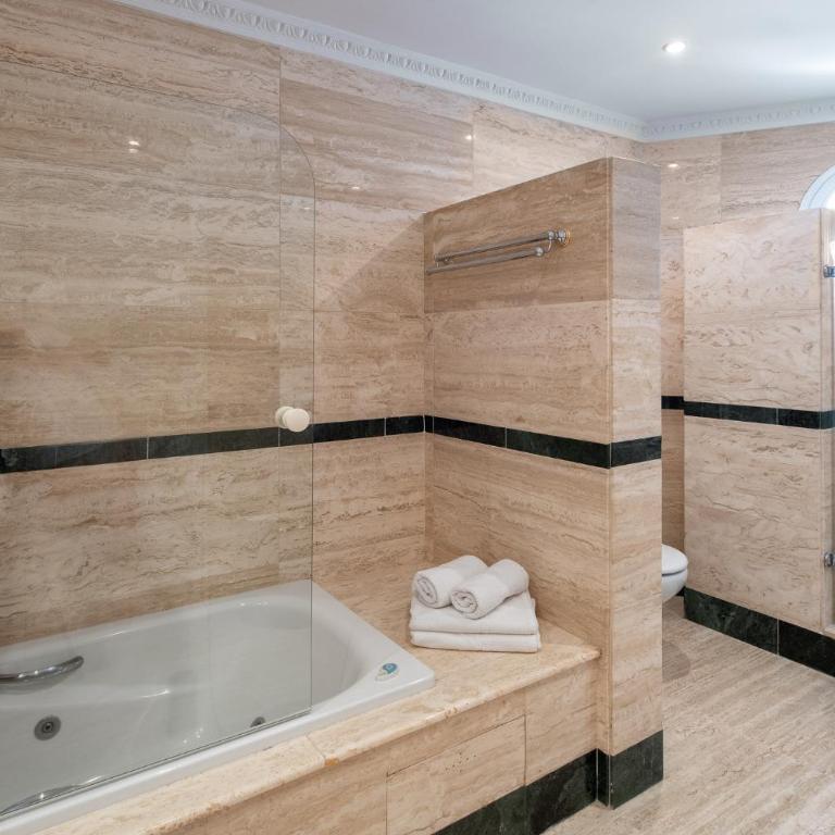 MARBELLA CITY BEACHFRONT WITH SEA VIEW - Two-Bedroom Apartment - 15