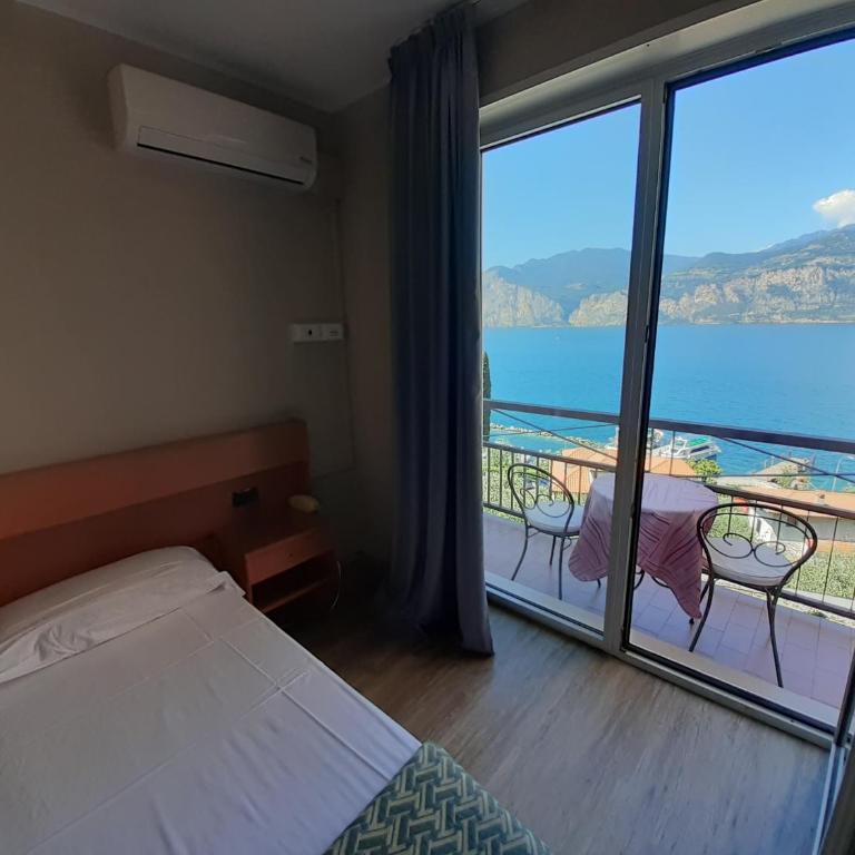Hotel Antonella - Camera Matrimoniale con Balcone e Vista Lago - 6