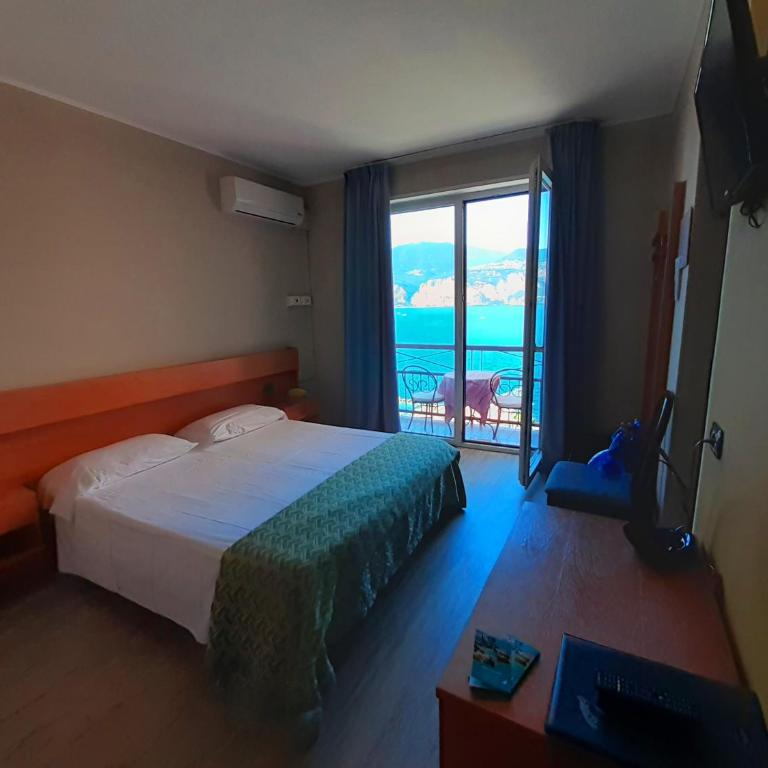 Hotel Antonella - Camera Matrimoniale con Balcone e Vista Lago - 5