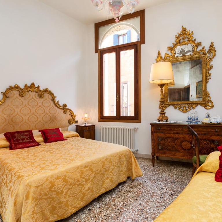 Luxury Venetian Rooms - Camera Tripla con Vista Canale - 2