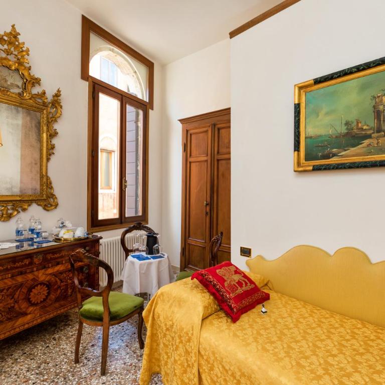 Luxury Venetian Rooms - Camera Tripla con Vista Canale - 1