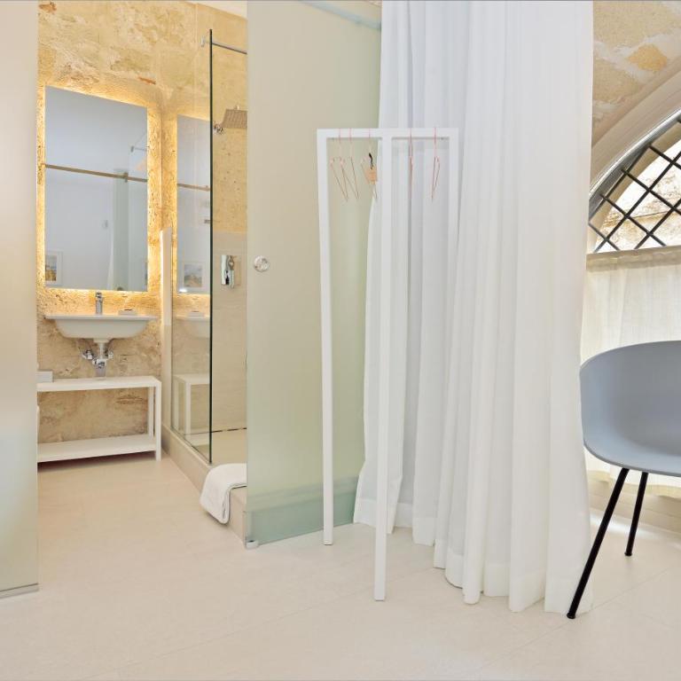 One - Standard Queen Room - 2