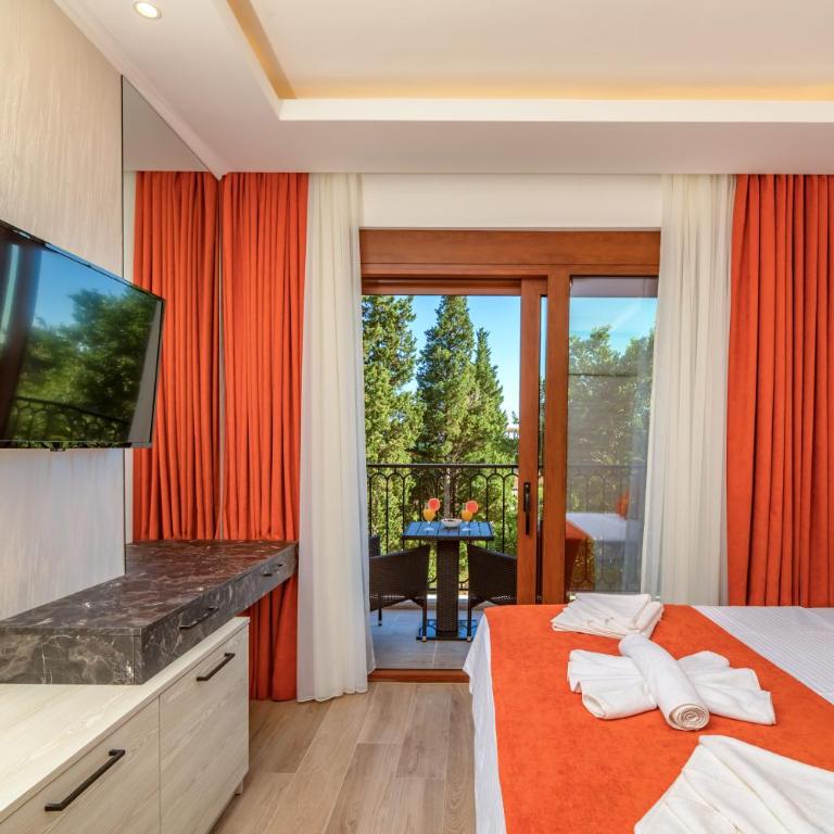 Luxury Apartments Queen - Studio with Balcony - 2