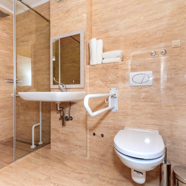 Luxury Apartments Queen - Studio with Balcony - 7