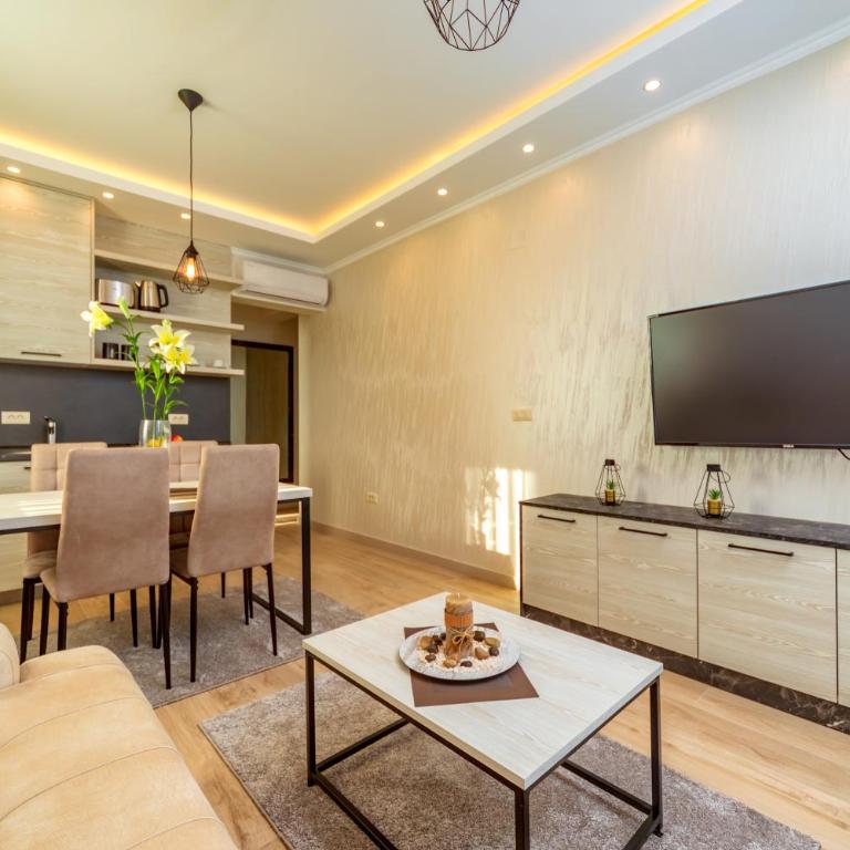 Luxury Apartments Queen - Apartment with Pool View - 2