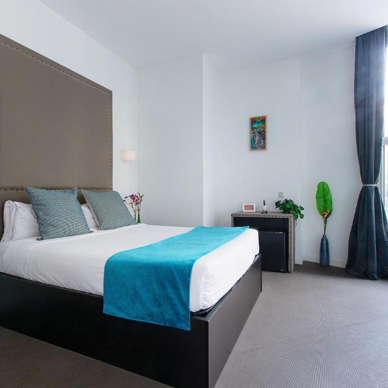 Amra Barcelona Caspe - Double Room with Balcony - 1