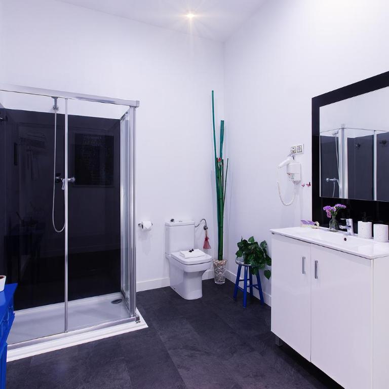 Amra Barcelona Caspe - Quadruple Room with Balcony - 5