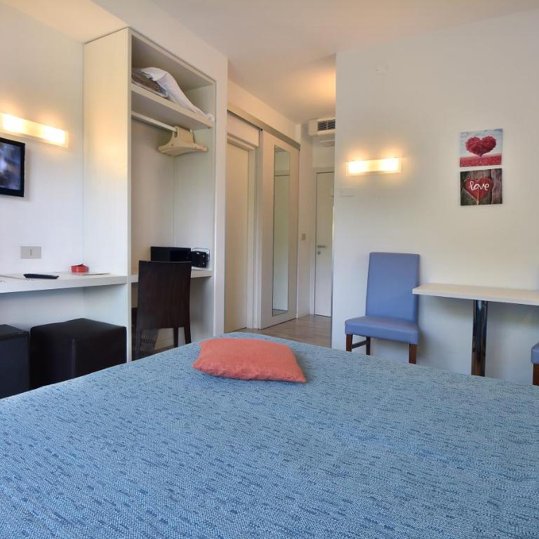 Hotel Meublè Nazionale - Due Camere Comunicanti con Balcone (3 Adulti) - 1
