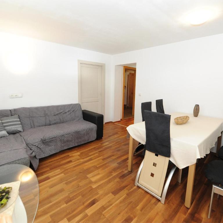 Chalet Gloria - Doppel- und Mehrbettzimmer - Familienzimmer mit Gemeinschaftsbad - 16