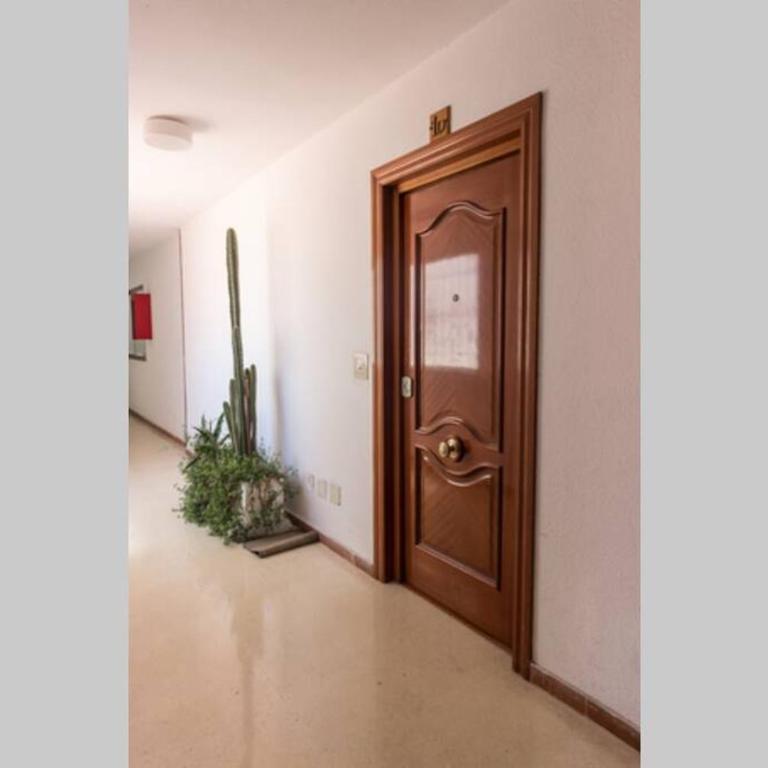 Amplio piso con 4 habitaciones para disfrutar de Málaga con parking gratuito - Apartment - 57