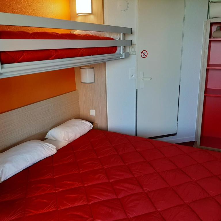 Premiere Classe Carcassonne - Chambre Triple (1 Lit Double et 1 Lit Simple) - 4
