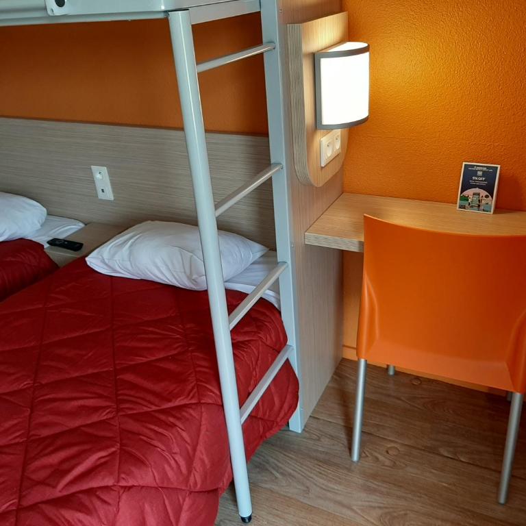 Premiere Classe Carcassonne - Chambre Triple (1 Lit Double et 1 Lit Simple) - 3