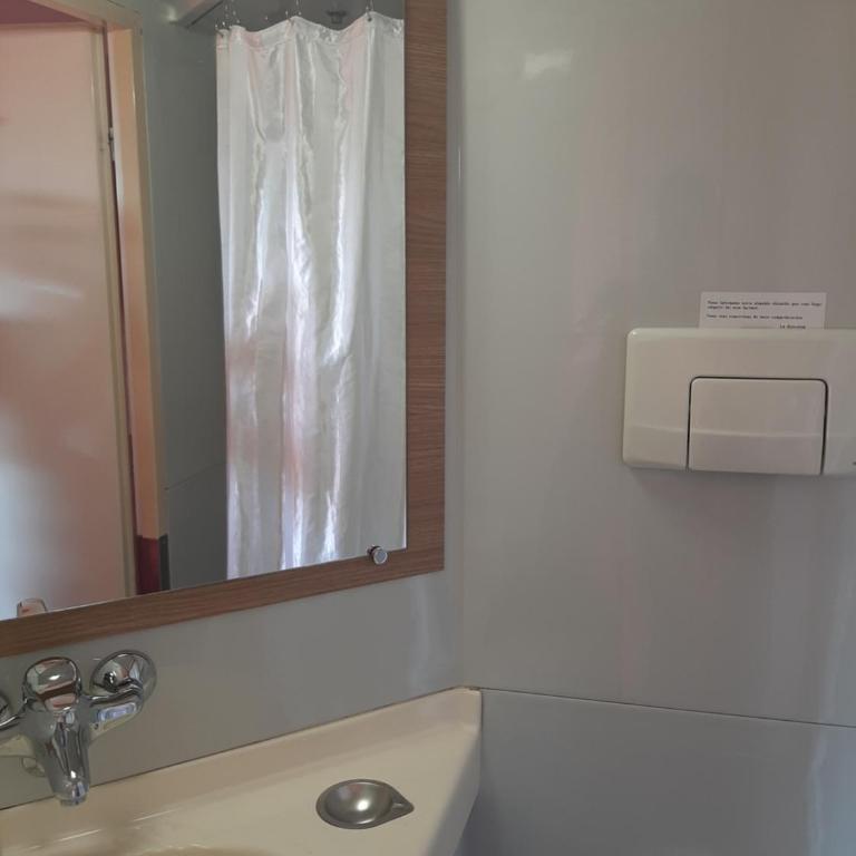 Premiere Classe Carcassonne - Chambre Triple (1 Lit Double et 1 Lit Simple) - 7