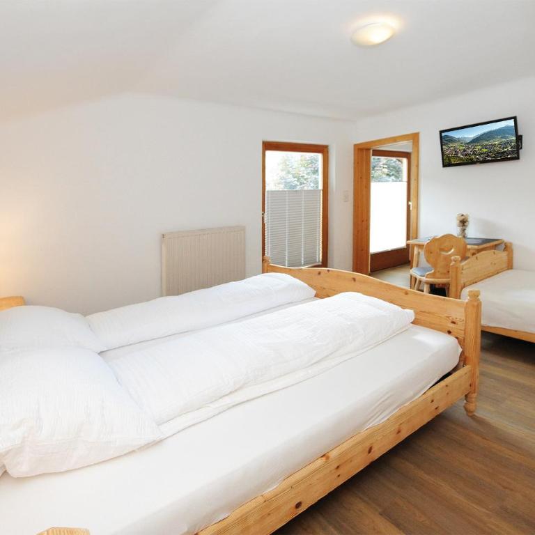 Chalet Gloria - Doppel- und Mehrbettzimmer - Familienzimmer mit Gemeinschaftsbad - 2