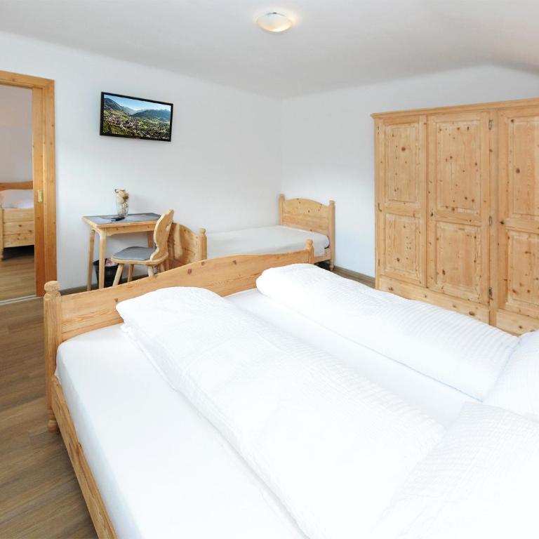 Chalet Gloria - Doppel- und Mehrbettzimmer - Familienzimmer mit Gemeinschaftsbad - 3