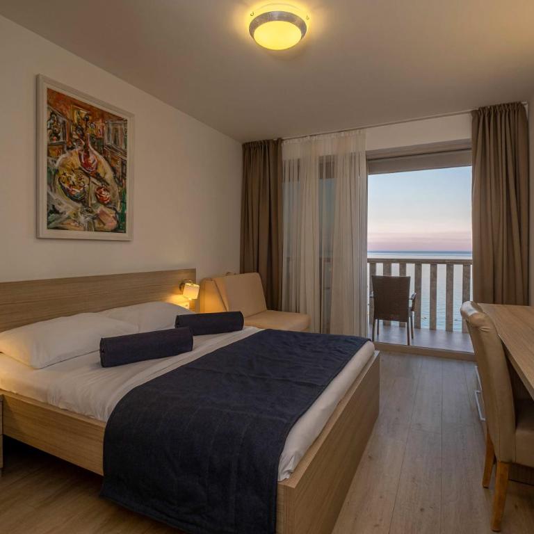 Poseidon The Beach Hotel - Dvokrevetna Soba sa Bračnim Krevetom sa Balkonom i Pogledom na More - 2