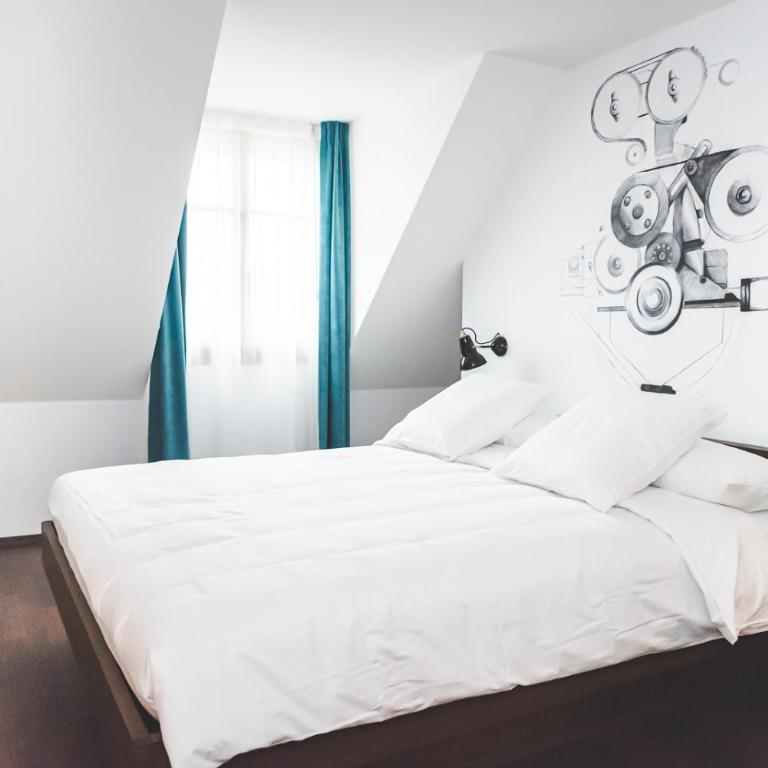 Hotel Bernina Geneva - Chambre Lit King-Size Supérieure - 11