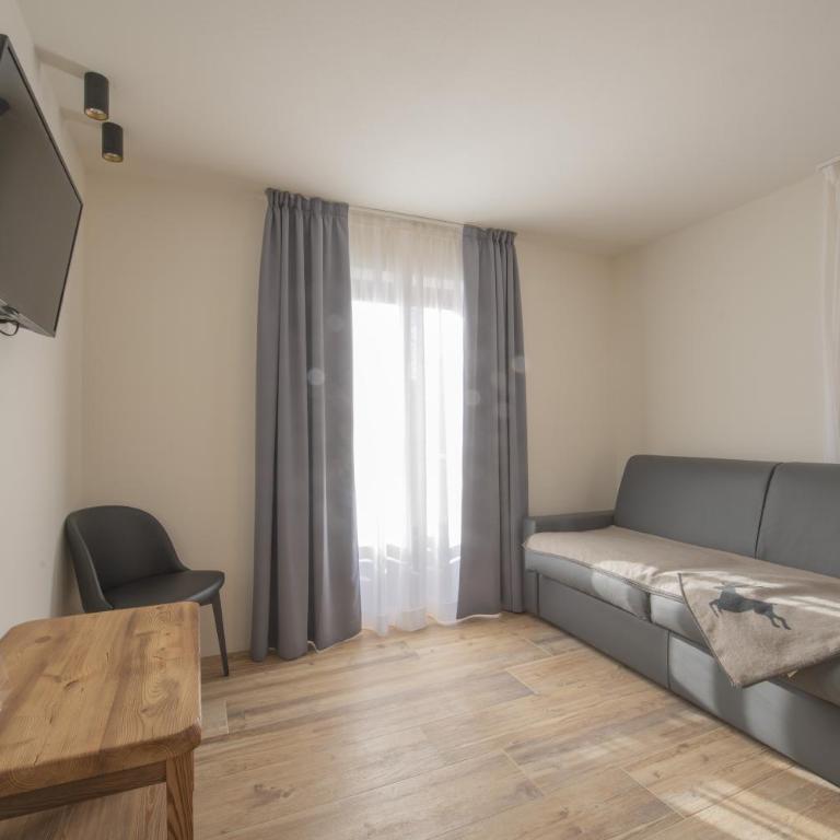 Hotel Rascard - Camera Familiare con Vista Montagna - 1
